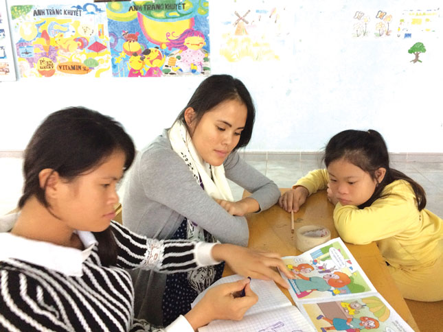 Loan Heilner (giữa) dạy vẽ cho trẻ em ở Trung tâm Bảo trợ nạn nhân chất độc da cam cơ sở 3 (huyện Hòa Vang).