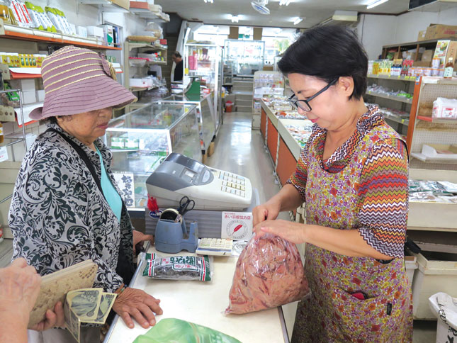                               Katsuobushi được người dân vùng Ishigaki (Okinawa, Nhật Bản) bày bán ở các siêu thị nhỏ trong vùng. 	                     						Ảnh: TẤN VŨ