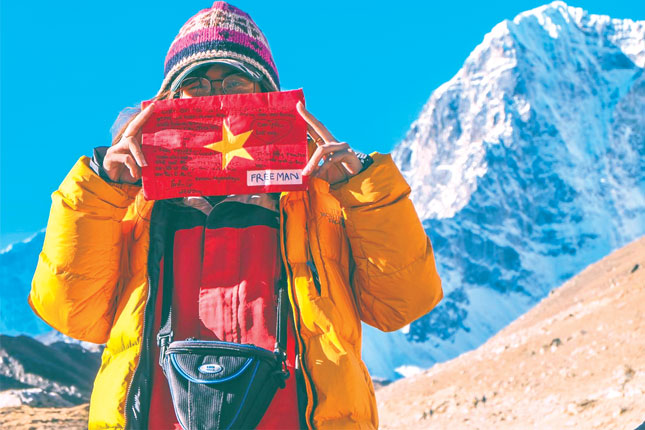 Mai Hương trên hành trình chinh phục cung đường đến Everest Base Camp. 