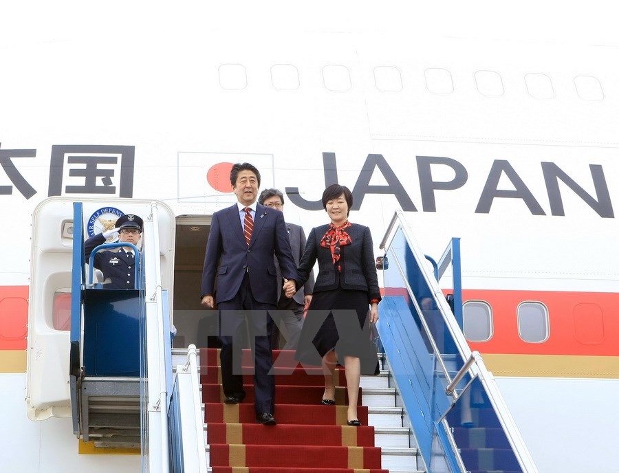 Thủ tướng Nhật Bản Shinzo Abe và Phu nhân hôm đến sân bay Quốc tế Nội Bài bắt đầu chuyến thăm chính thức Việt Nam. (Ảnh: Phạm Kiên/TTXVN)