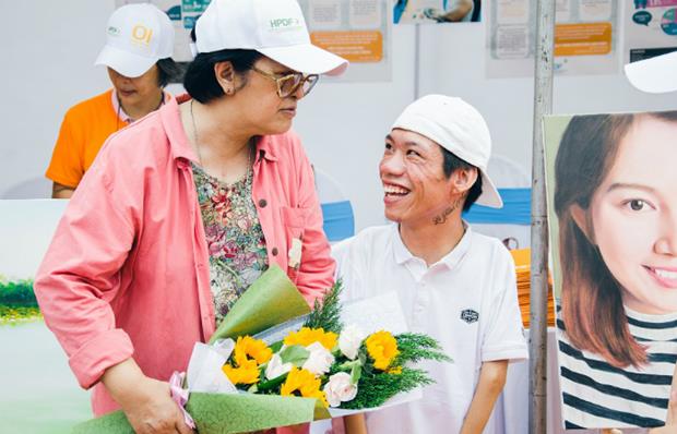 Le Minh Chau, the subject of the Oscar-nominated documentary “Chau, Beyond the Lines” auctioned two of his paintings last weekend to raise $1,000 for Orange Initiative, a project that aims to help disabled people and Agent Orange victims in Vietnam