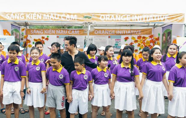 Singer Ha Anh Tuan performed with blind students from Nguyen Dinh Chieu Special School.