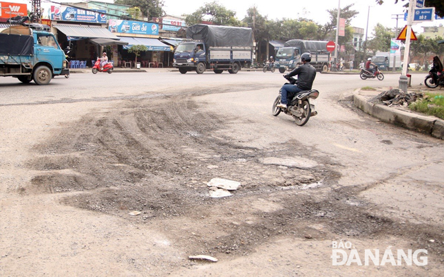 Ngã ba đường số 2 - Nguyễn Lương Bằng sẽ được sửa chữa tạm để phục vụ Tết.			Ảnh: HOÀNG HIỆP 