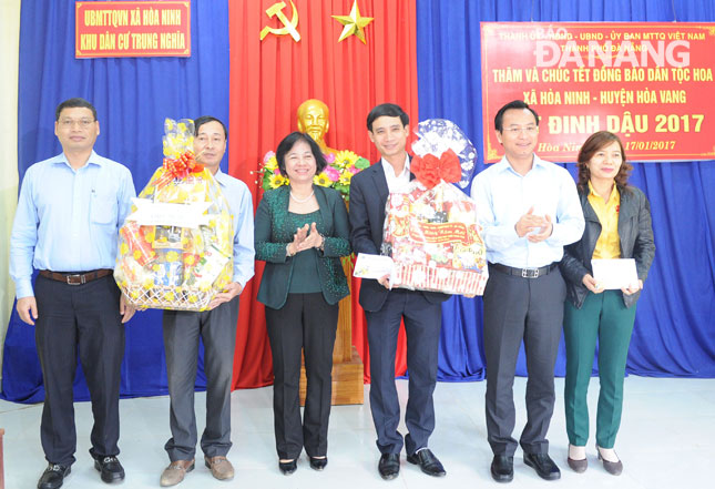  Secretary Anh (2nd right), Vice Chairman Minh (1st left), Chairwoman Lien (3rd left) and representatives of the Hoa Ninh Commune authorities