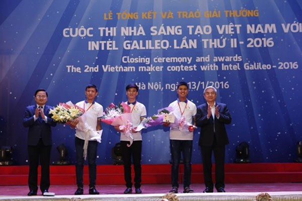 Former Minister of Science and Technology Nguyen Quan (right) presents the awards to the contest’s winner, the Dong Nai students with their “Supporting robot for people with infirmities and disabilities