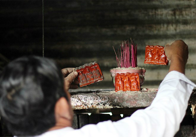 Vietnamese families believe the trinity protects them during the year. Photo by VnExpress