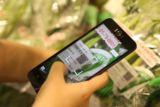 Consumers in HCM City can now use a smartphone app to trace the origin of vegetables sold at Co.opmart, Lotte Mart, Big C and AEON supermarkets (Photo: VNA)