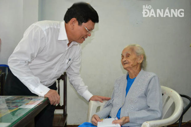 Deputy Secretary Tri (left) and Vietnamese Heroic Mother Pham Thi Doa