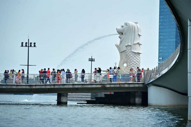 Tourists at the Merlion Park in Singapore (Source:http://www.straitstimes.com)