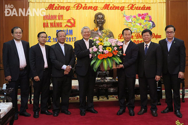 Secretary Anh (3rd right), Deputy Secretary Tri (2nd right) and Catholic dignitaries
