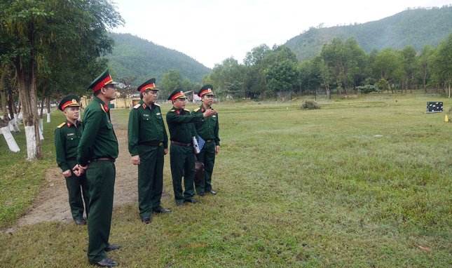 Kiểm tra thao trường huấn luyện của Trung đoàn 971.