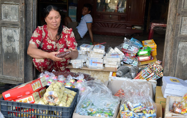 Cứ mỗi dịp Tết, cô Phạm Thị Nhân (SN 1957) lại nhập bánh kẹo về bán trước nhà. 