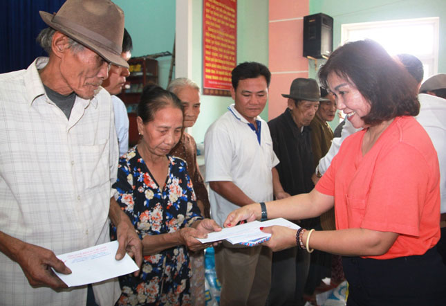 Đại diện các doanh nghiệp thuộc VACOD từ Hà Nội và Đà Nẵng vào tặng quà Tết cho đồng bào các vùng lũ tỉnh Quảng Nam