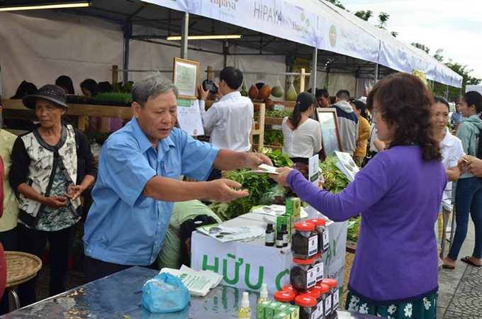 Customers purchase safe and organic food at the second Evergreen Farmer’s Market. — Photo courtesy of Evergreen Labs at Đà Nẵng city’s Dragon Bridge Square. Read more at http://vietnamnews.vn/life-style/349903/tet-organic-and-safe-food-fair-to-open-in-da-nang.html#Uz1ud1SRidZ0fRhz.99