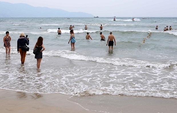 Tourists at a local beach (Photo: VNA)