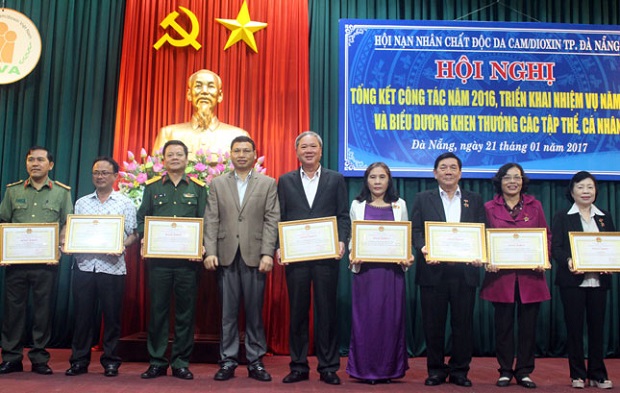  Vice Chairman Minh (4th left) and representatives from honoured groups and organisations