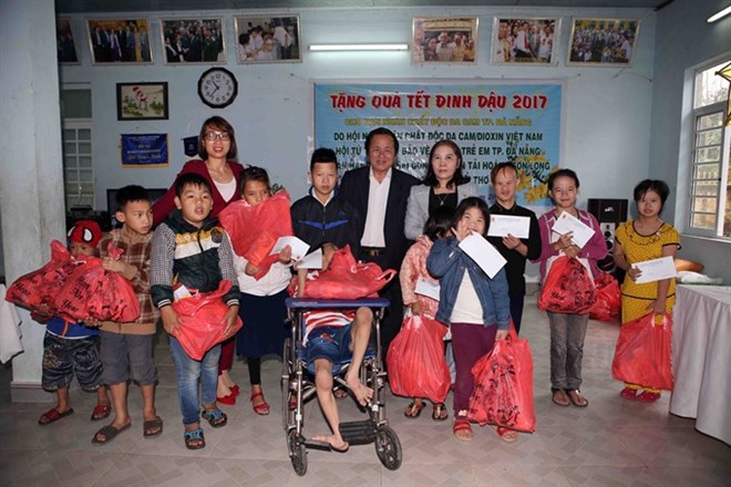 Children in Da Nang suffering the effects of Agent Orange (dioxin)contamination get gifts from donor ahead of the Lunar New Year. (Source: VNA)