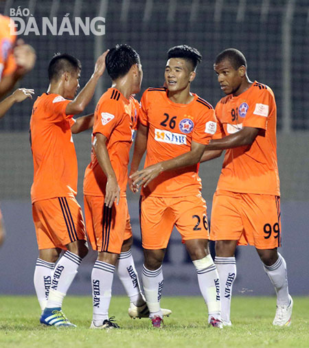 SHB DN striker Ha Duc Chinh (2nd right) celebrating the win with his teammates