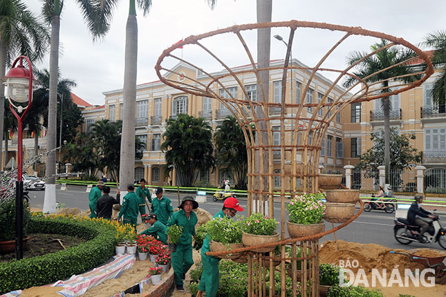 Employees of the Green Trees-Park Company creating decorations in front of the municipal People’s Council headquarters