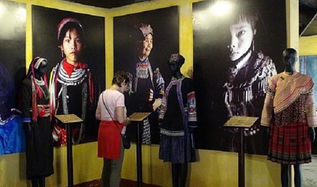 A tourist reads an information board at the Precious Heritage art gallery museum in Hoi An on January 17, 2017. Dong Nguyen/Tuoi Tre News