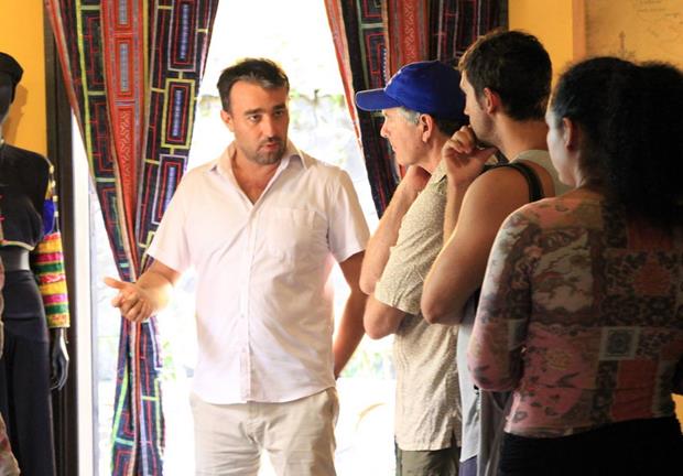 rench photographer Réhahn (1st from L) talks to visitors at his Precious Heritage space in Hoi An on January 17, 2017. Photo: Dong Nguyen/Tuoi Tre News