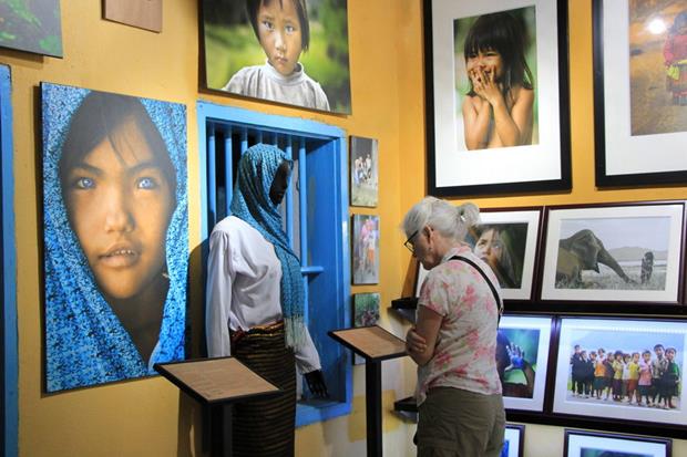 American tourist Kathy Peterson reads the information board about Cham people at the Precious Heritage art gallery museum on January 17, 2017. Photo: Dong Nguyen/Tuoi Tre News