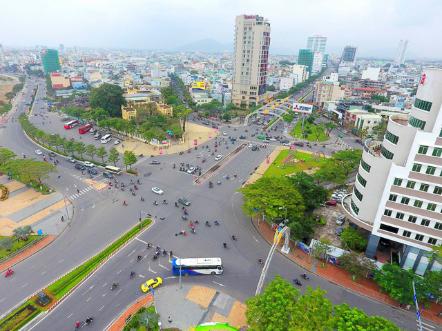 Dù thời tiết những ngày cuối năm nhiều mây mù và có mưa nhưng nhìn từ trên cao, Đà Nẵng rất xanh trong