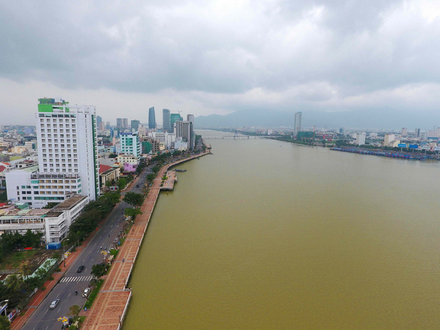 Một bên là sông Hàn thơ mộng, tuyến đường Bạch Đằng và nhà cao tầng