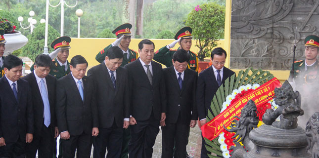 Lãnh đạo thành phố dành một phút mặc niệm tưởng nhớ các anh hùng liệt sĩ