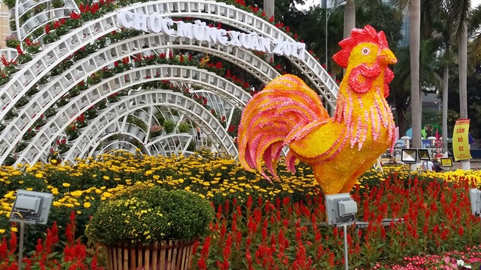 Rooster flower decoration is displayed on the Hàn River bank in celebration of Tết (lunar New Year) in Đà Nẵng. VNS Photo Công Thành Viet Nam News   Read more at http://vietnamnews.vn/life-style/350178/da-nang-decks-out-for-tet-with-roosters-and-blooms.html#yipElmMyhQsszjot.99