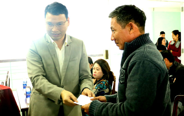 Vice Chairman Minh (left) presenting a gift to a fisherman