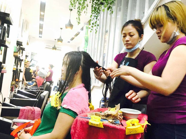 Cận Tết, tiệm tóc Xuân Anh luôn trong tình trạng đông khách.