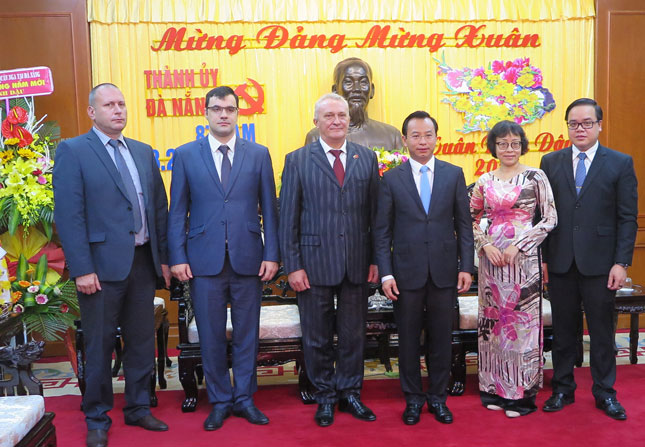 Russian Consul General Petrovich (3rd left), Secretary Anh (3rd  right) and representatives from the Consulate and the city authorities