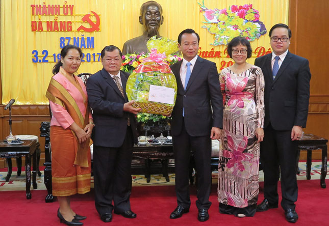    Laotian Consul General Khamsene (2nd left) representing a Tet gift to Secretary Anh (centre)  