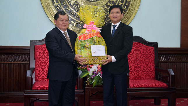 Laotian Consul General Khamsene (left) and Vice Chairman Trung