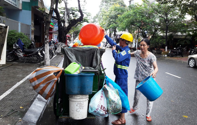 Lực lượng công nhân thu gom rác trên đường Pasteur