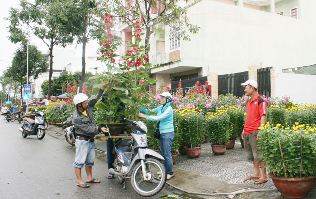 Vui mừng khi nhận được một cuốc chở  hoa đến nhà.