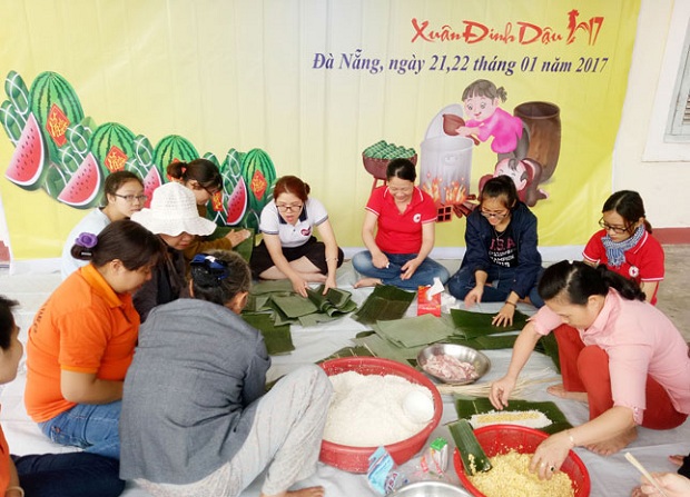 Members at the Red Cross Association wrapping ‘banh tet’ for needy people