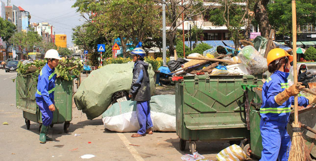 29 Tết, những người công nhân vẫn cần mẫn luân phiên quét dọn cho phố phường luôn sạch đẹp. Ảnh chụp tại chợ hoa Tết trên đường Hàm Nghi.