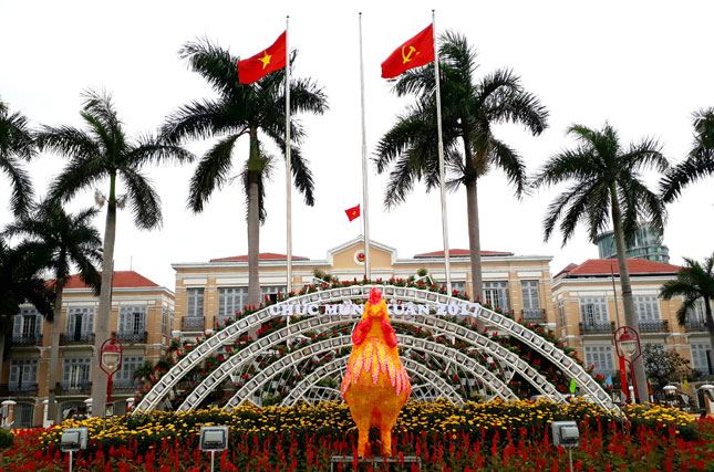  An eye-catching rooster-shaped decoration in front of the municipal People’s Council headquarters at 42 Bach Dang