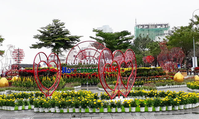  Floral decorations at the eastern end of the Rong (Dragon) Bridge in Son Tra District