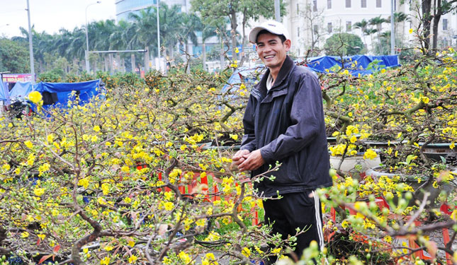 Happy smile of a Tet flower trader