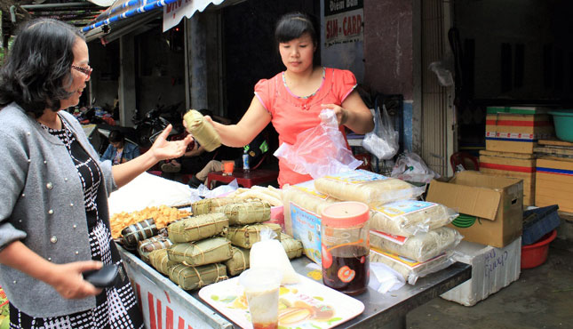 ‘banh chung’ (square glutinous rice cakes) and ‘banh tet’ (cylindrical glutinous rice cakes) are indispensable food for Tet