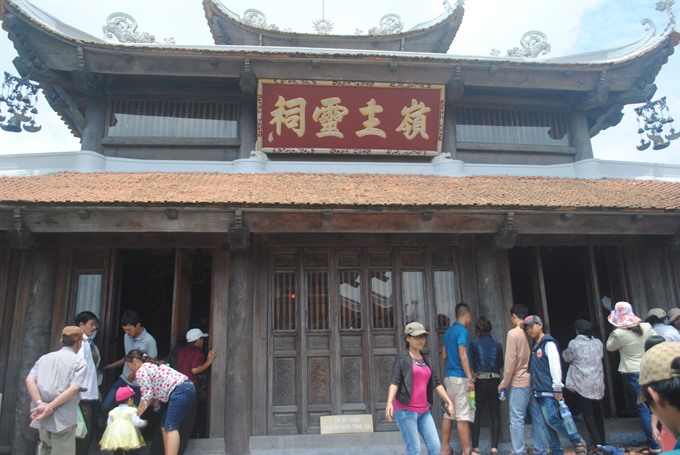 Tet tradition: Tourists visit a pagoda on the top of Bà Nà Mountain in Đà Nẵng. VNS Photo Công Thành Read more at http://vietnamnews.vn/life-style/350263/da-nang-hills-alive-with-tet-carnival.html#tIdOrFqDFqSDF86Y.99