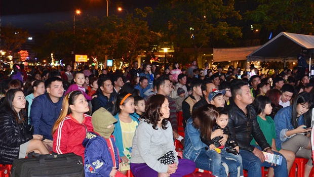 Despite the cold weather, many parents took their children to watch the musical show