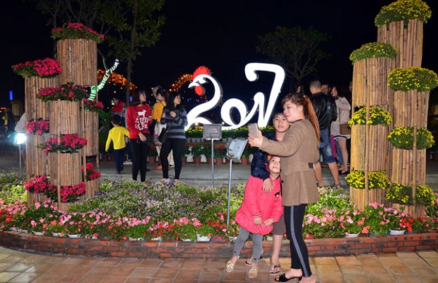  A mother and her daughter taking a photo of memorable moments