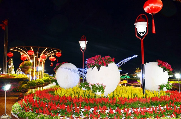  Colourful floral decorations along the Bach Dang Riverside