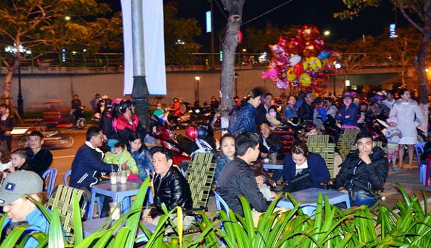  A drinking area crowded with clients