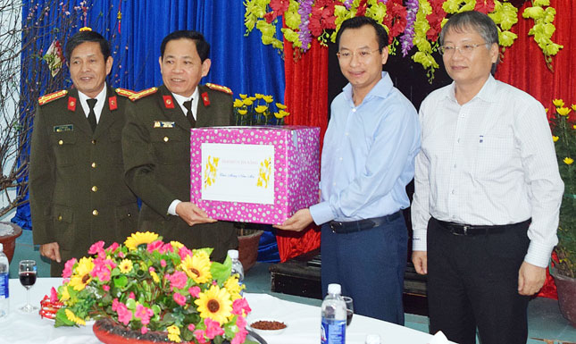 Secretary Anh (2nd, right), along with Vice Chairman Tuan, presenting a Tet gift to representatives from the Public Security Division