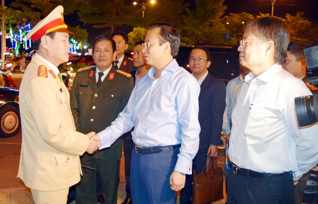 Secretary Anh (centre) speaking with a local traffic officer at near the construction site of the tunnel